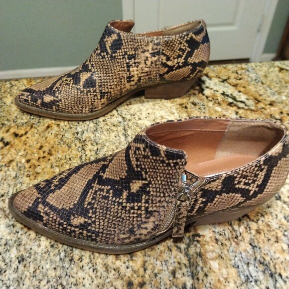 Women's Chelsea & Violet Booties Size 6M Beige & Black Faux Snake Skin Print - Picture 1 of 12